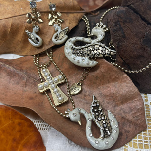 bj打标叠戴天鹅项链滴釉镶钻胸针可爱新款吊坠双面镶钻耳钉套装