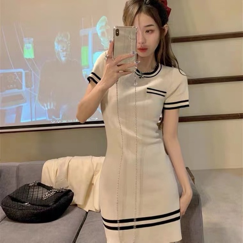 Xiaoxiangfeng knitted dress women's summer 2022 new French senior design sense of niche white skirt