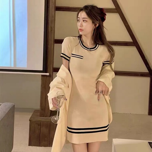 Xiaoxiangfeng knitted dress women's summer 2022 new French senior design sense of niche white skirt