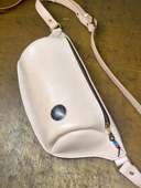 纯手工天神原色植鞣革胸包头层牛皮挎包真皮斜挎饺子包骑士机车包