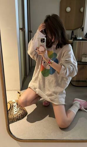 東room2026夏新款韩版时尚百搭圆领长袖KT猫印花T恤女休闲上衣潮
