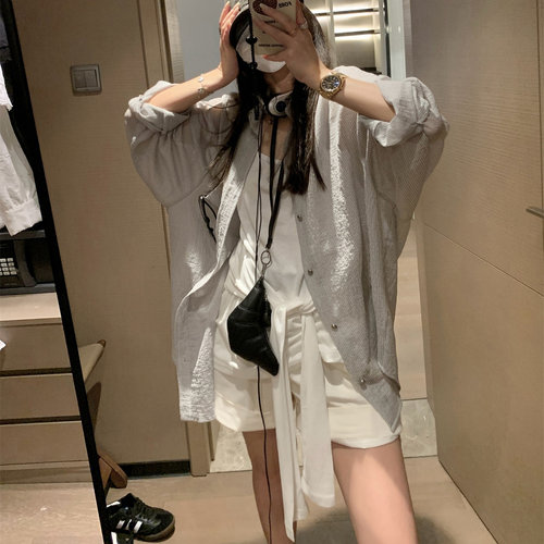 自带清凉感大大宽松暗条纹衬衫