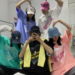 主推oversize情侣装夏装网格爱心情侣短袖中性T恤H627P30女类,女明星参加综艺的穿搭图片