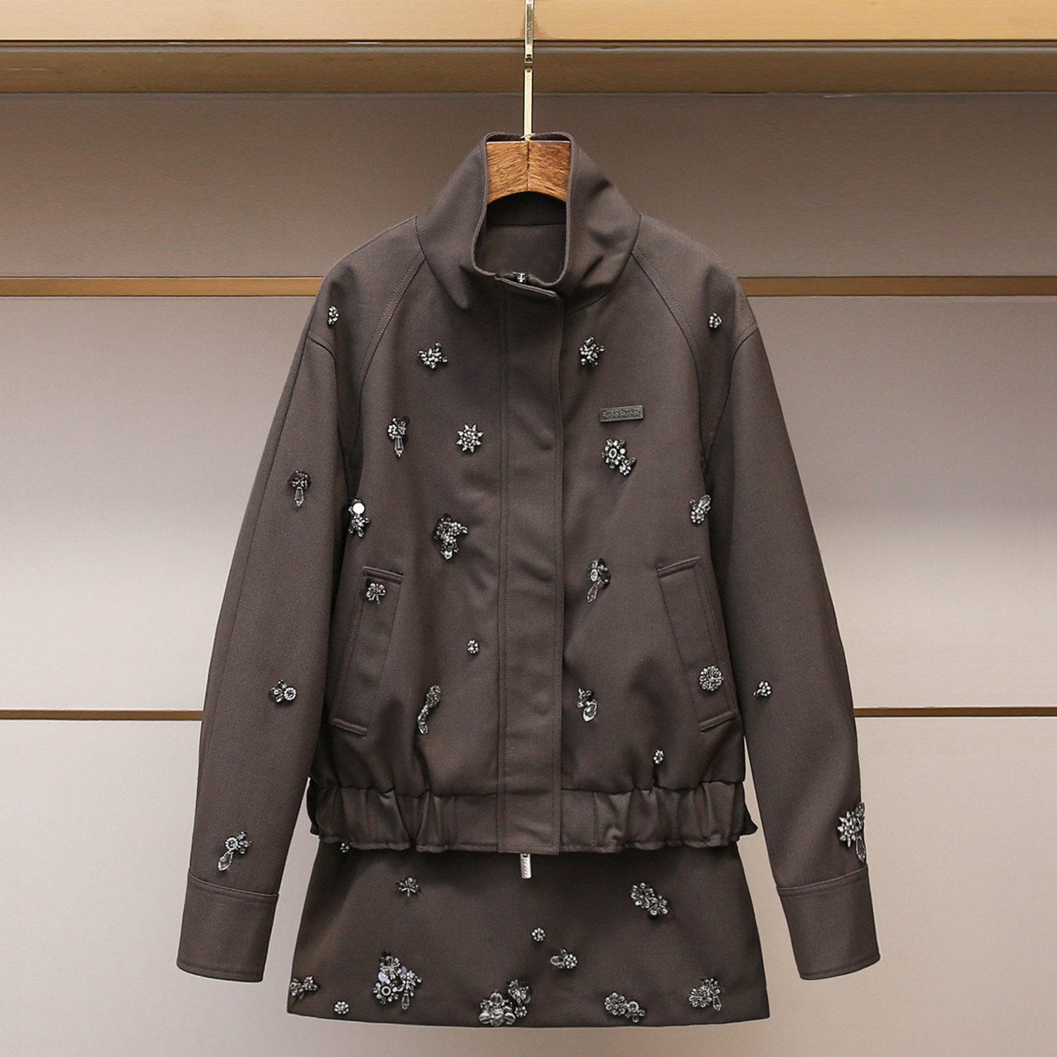 深圳南油高端女装2025冬季新款设计师款钉珠套装立领夹克+短半裙,女装/女士精品,时尚套装,淘宝优惠券,粉丝福利购,淘宝优惠卷