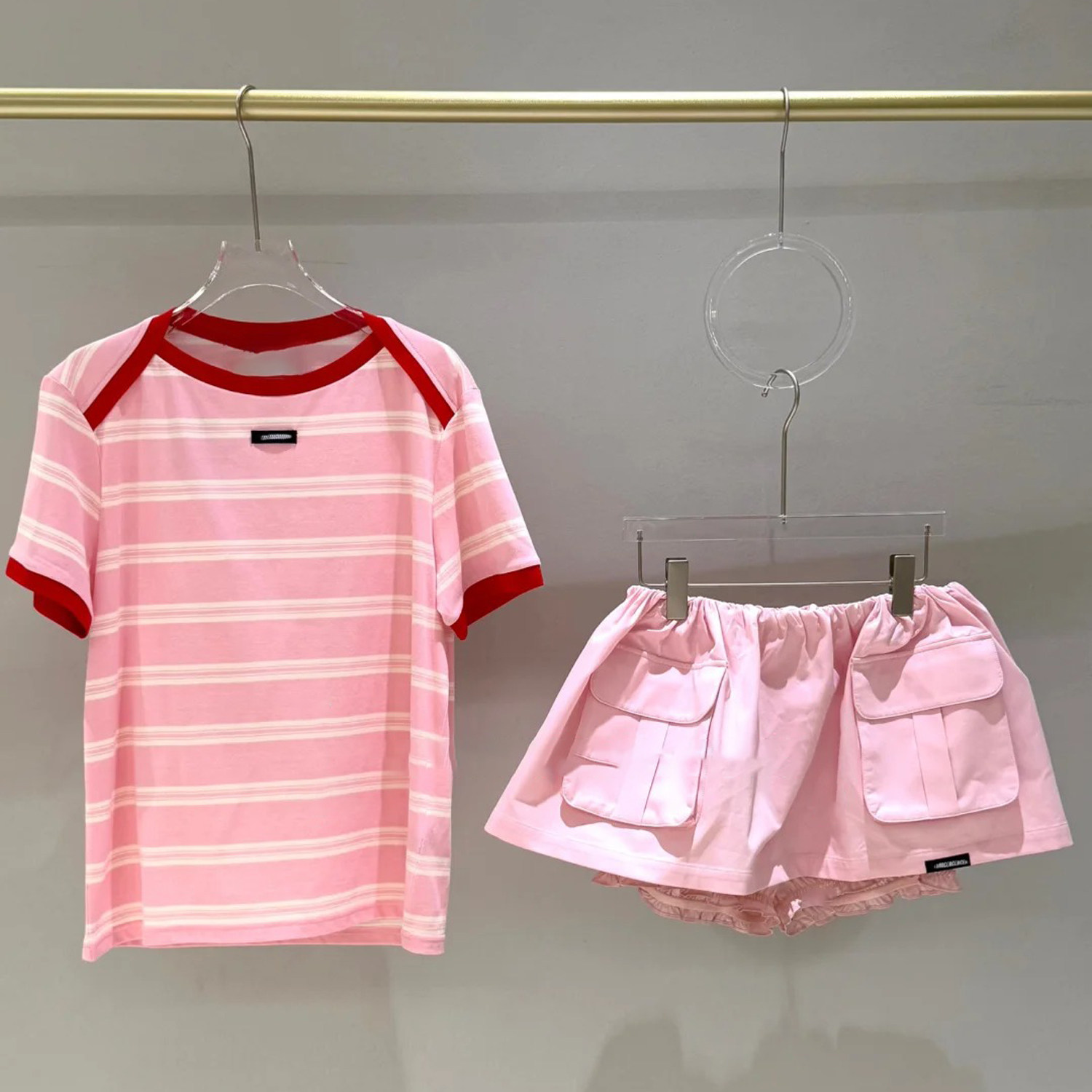 深圳南油高端女装2026春季新款粉色条纹撞色短袖搭工装半裙套装女