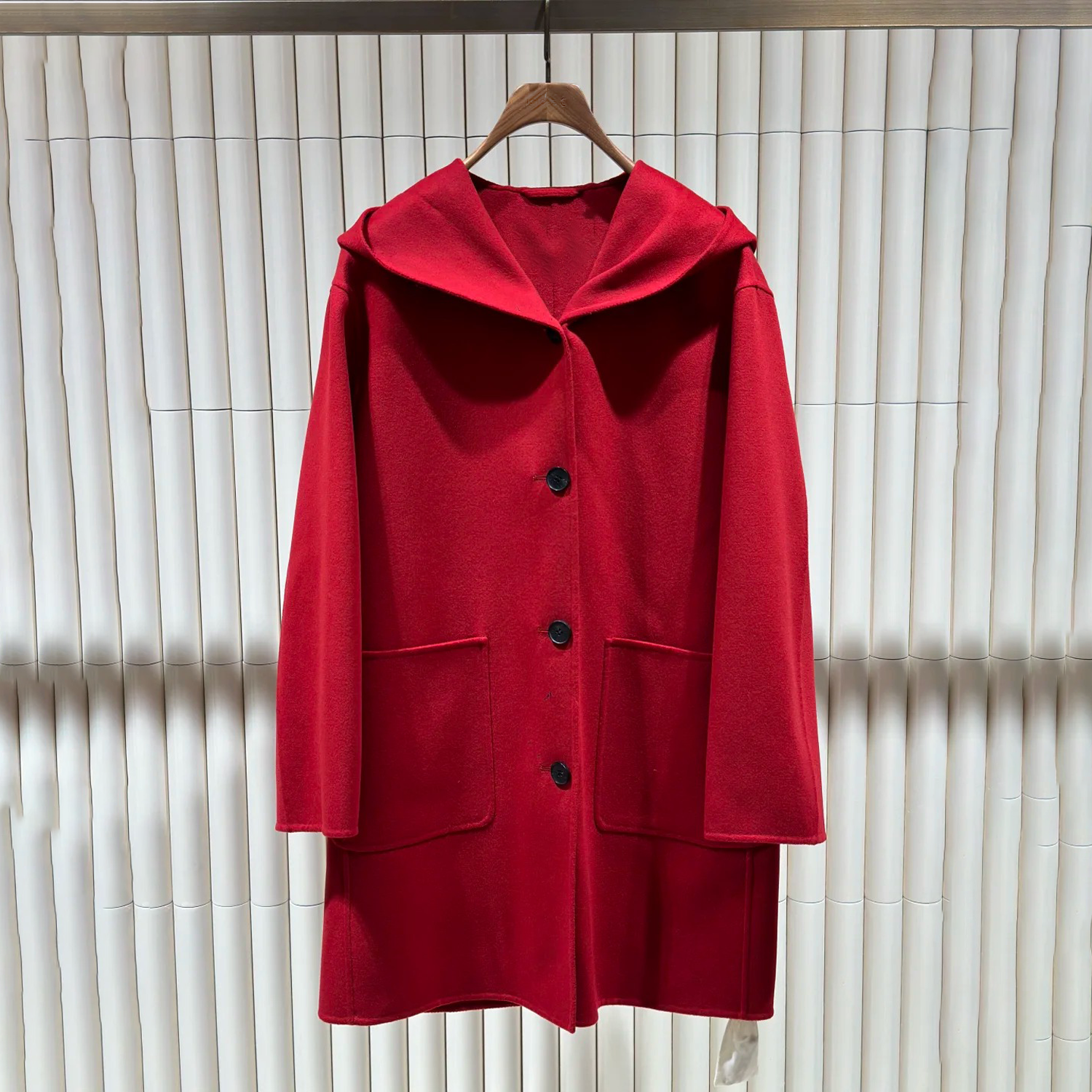 深圳南油高端女装2026春季新款韩系红色极简风时尚中长款连帽外套