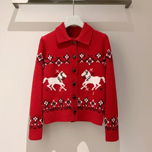 深圳南油高端女装2025冬季新款费尔岛风红色翻领针织开衫毛衣外套