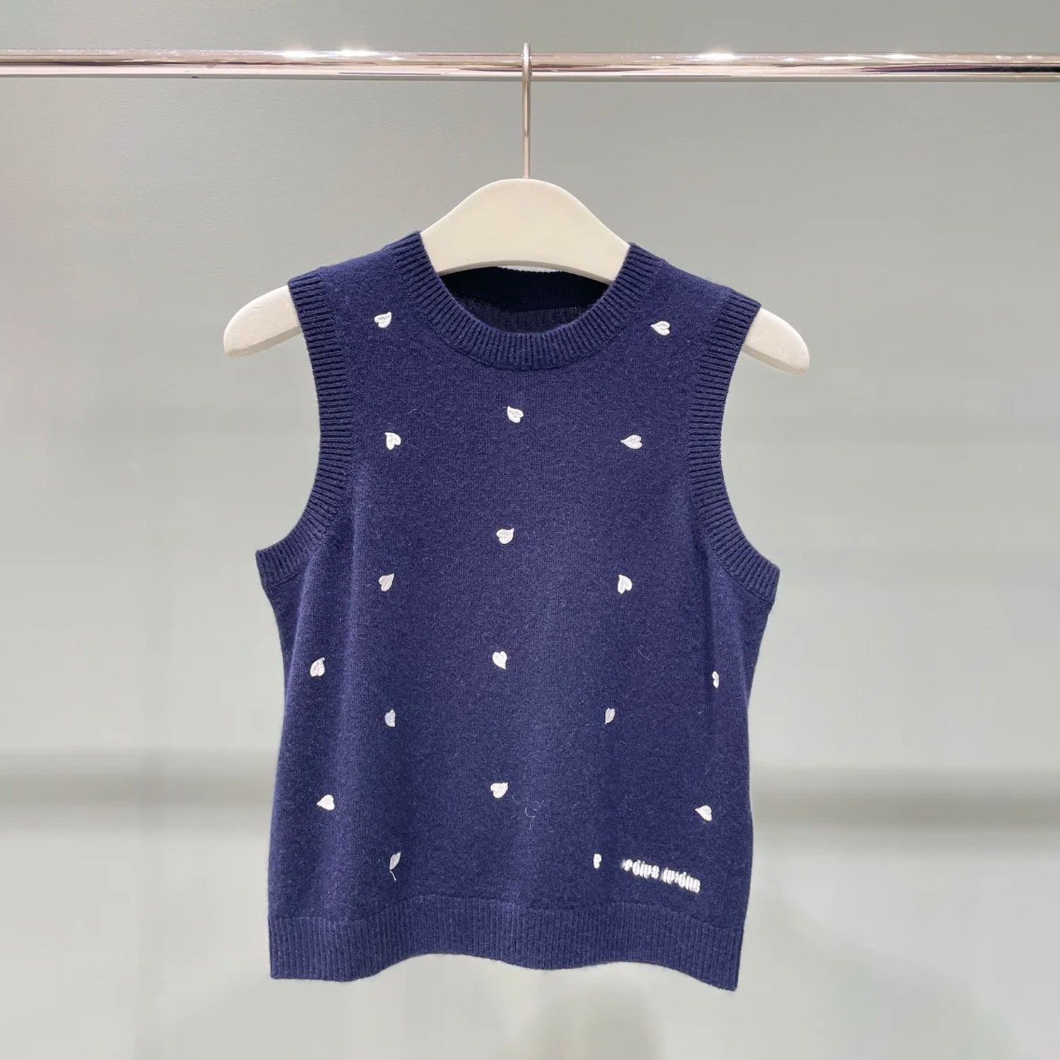 深圳南油高端女装2026春季新款学院风圆领爱心刺绣背心毛针织衫女