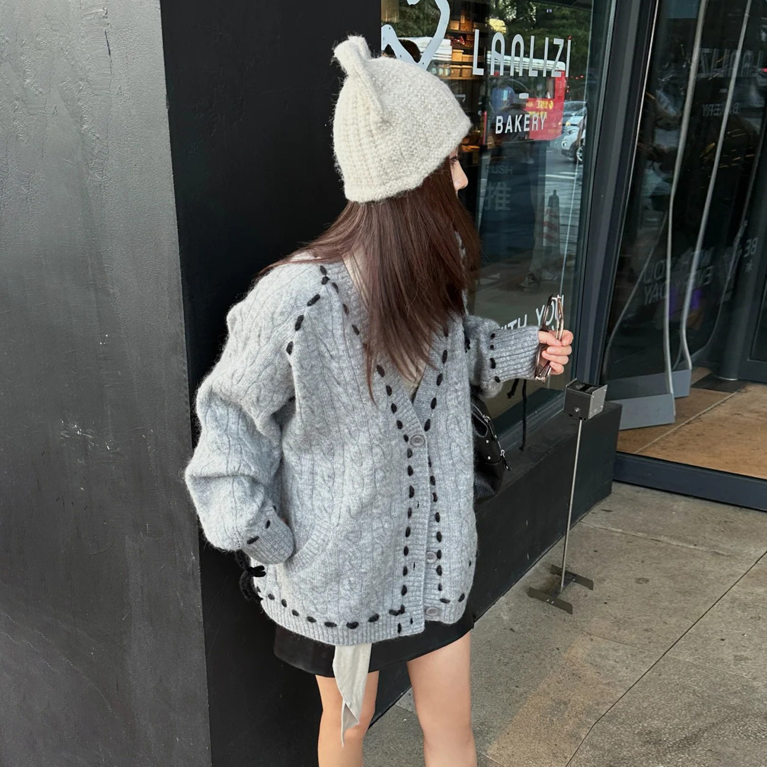 灰色V领毛衣女春冬季新款麻花纽扣系带长袖针织开衫宽松别致上衣