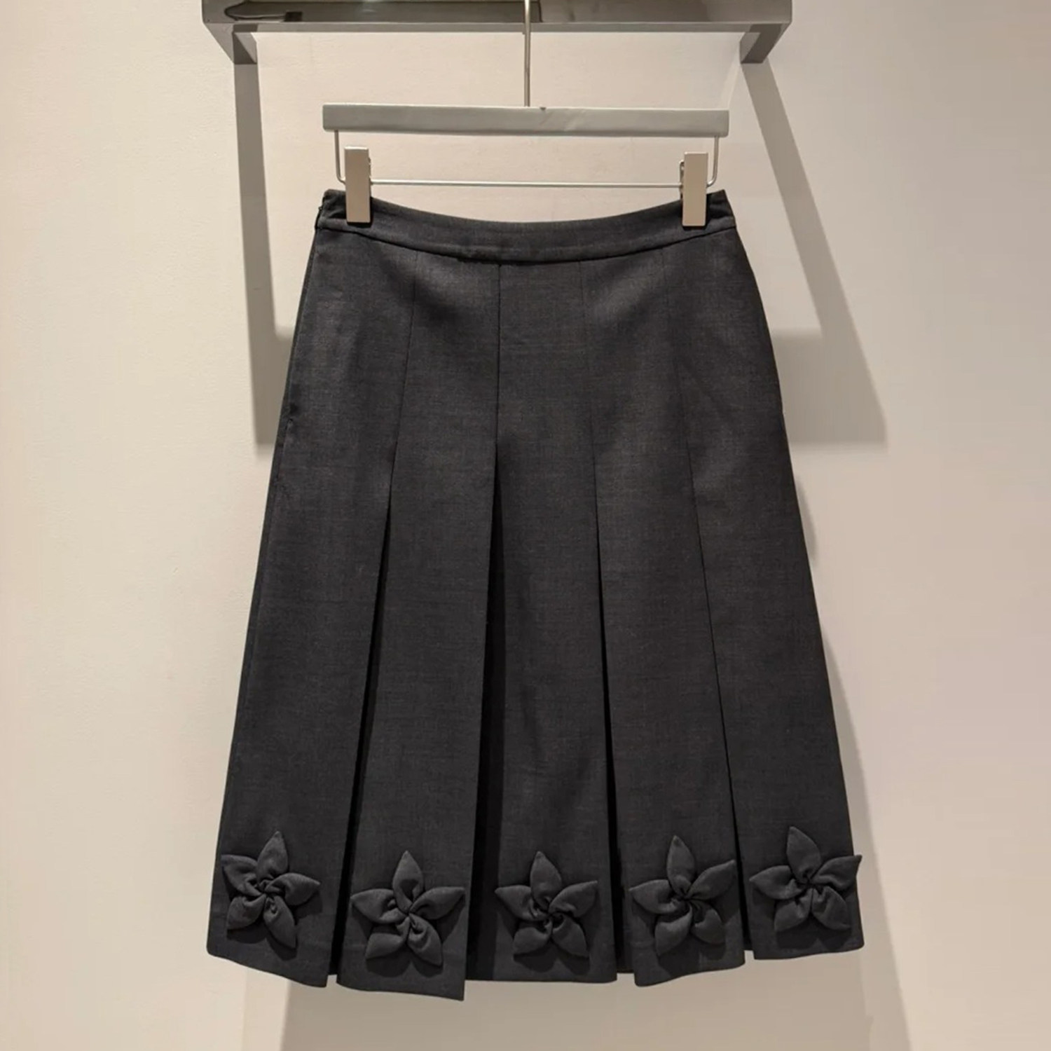 深圳南油高端女装2026春季新款优雅立体花朵装饰百褶中长半身裙女