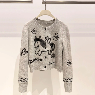 深圳南油高端女装2025冬新款童趣风小马刺绣灰色针织开衫毛衣外套