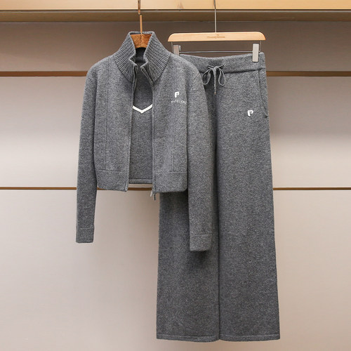 设计款运动松弛性感灰色三件套装