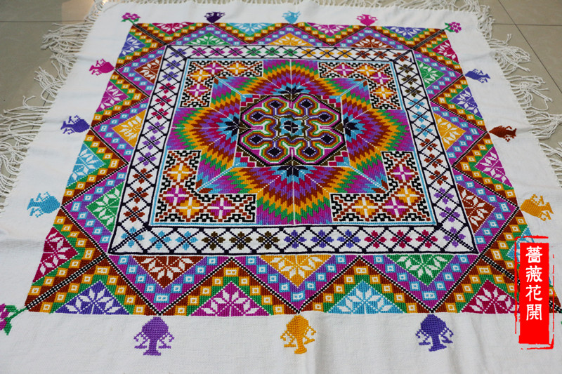 拍下备注白底 红底 黄底 蓝黑底 绿底
​按底色发货。手工制作细节图案的颜色搭配会有不同。
壁挂、桌布、茶几垫，上面压上玻璃，十分精致完美哦。或者铺在沙发或床上做装饰。浓郁的民族气息，适合做为家居，酒吧等特色店铺的装饰使用。