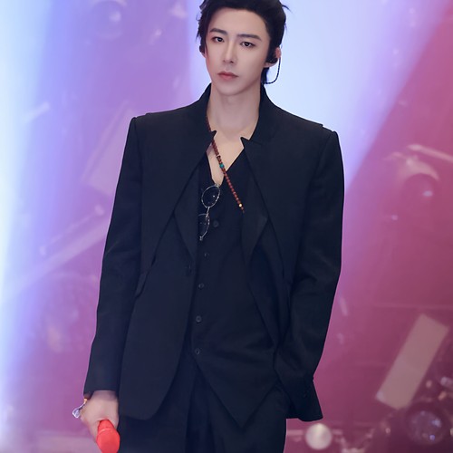 刘宇宁同款黑色假两件男西装