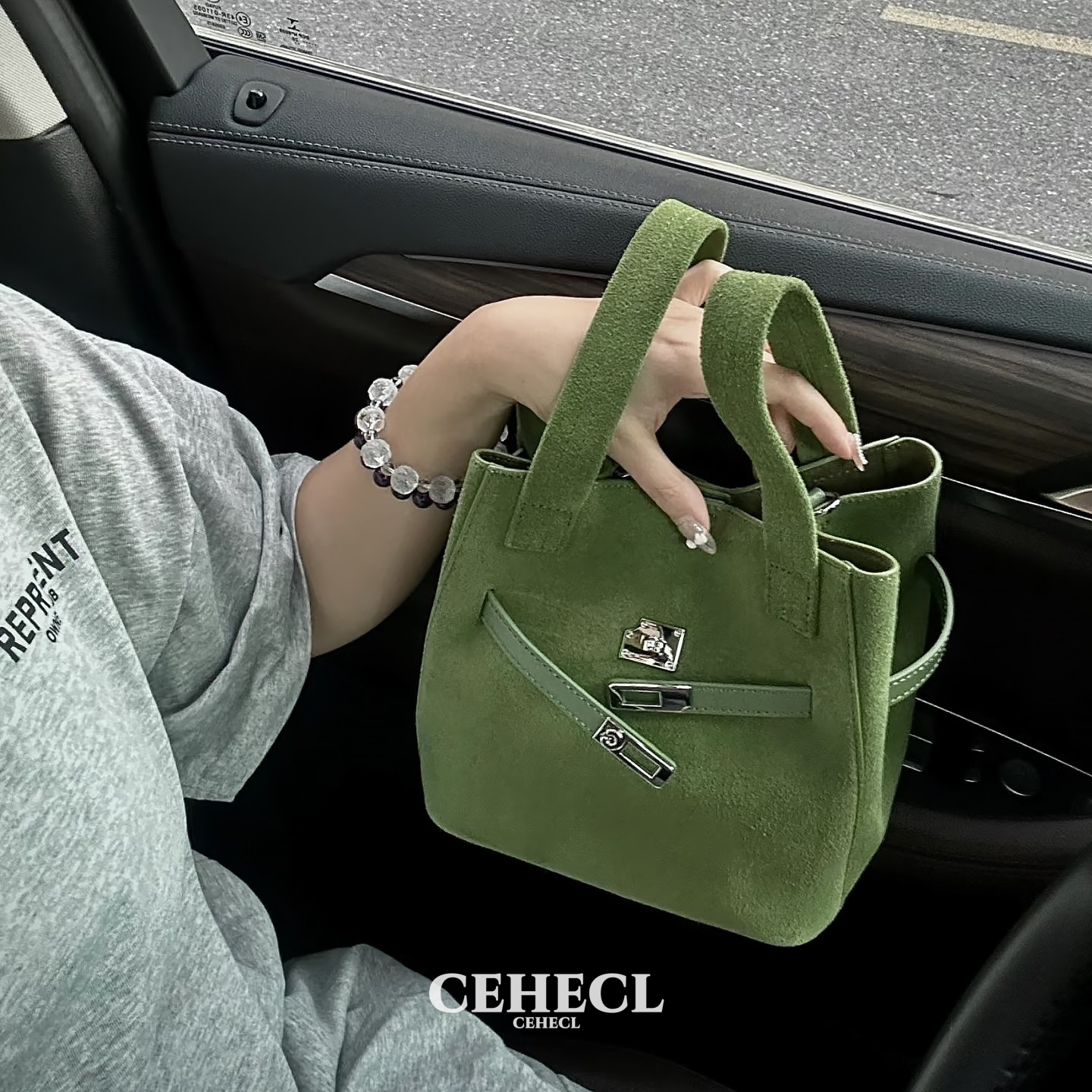 高级感苔藓绿麂皮绒面水桶包包女