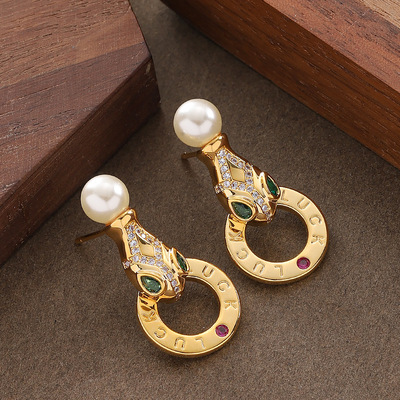 微镶绿锆石珍珠蛇形耳环银针