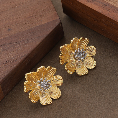 时尚简约立体花朵耳钉银针