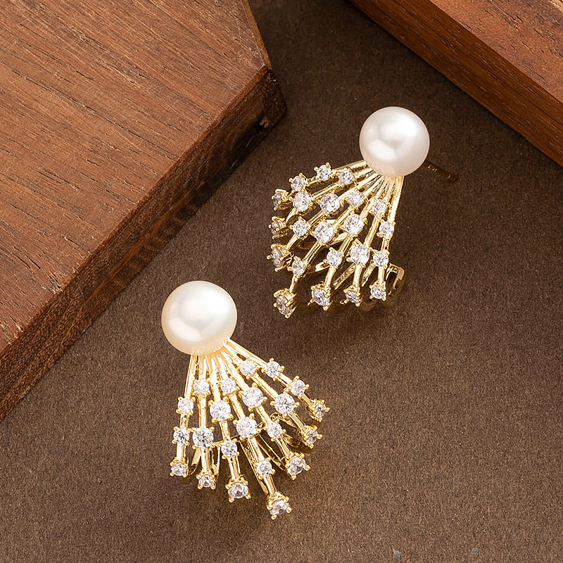 精致镂空扇形满钻珍珠耳钉银针