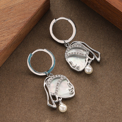 镶钻贝壳珍珠吊坠灵动女王头耳扣