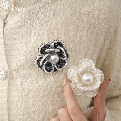 经典小香风山茶花胸针