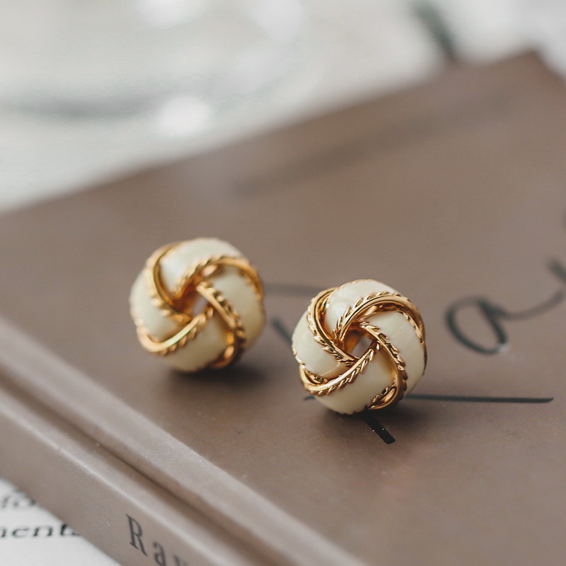 S925银针奶油白同心结耳环