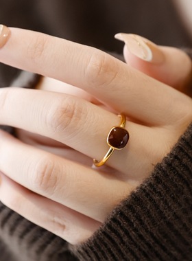 不掉色轻奢酒红方形女士戒指