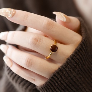 不掉色~设计感安可拉酒红戒指女小众轻奢红色高级金色方形指环
