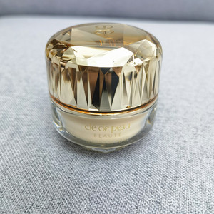 金钻CPB肌肤之钥晶致润耀粉霜