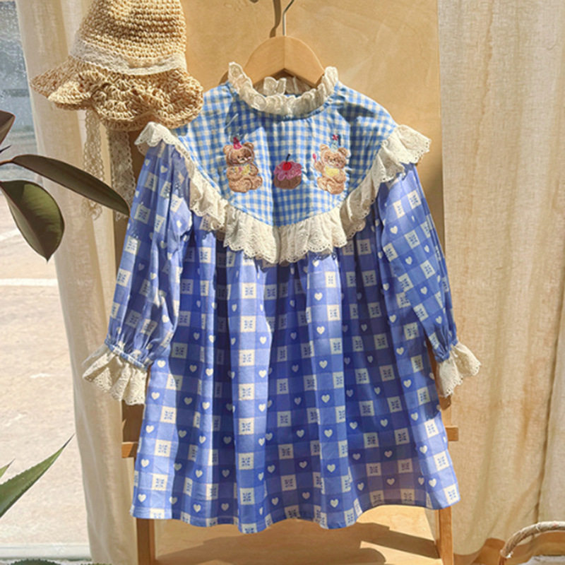 韩版童装小熊绣花格子女童连衣裙2026秋款娃娃领荷叶花边儿童裙子