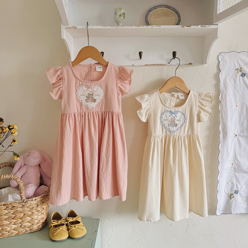 2026夏季新款韩版爱心小熊刺绣女童连衣裙小飞袖儿童裙宝宝公主裙