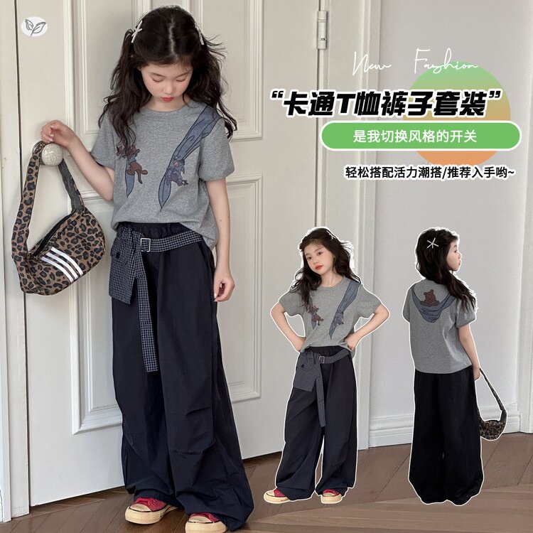 女童2026年春秋新款韩版休闲时尚披肩印花小熊T桖拼格子裤套装