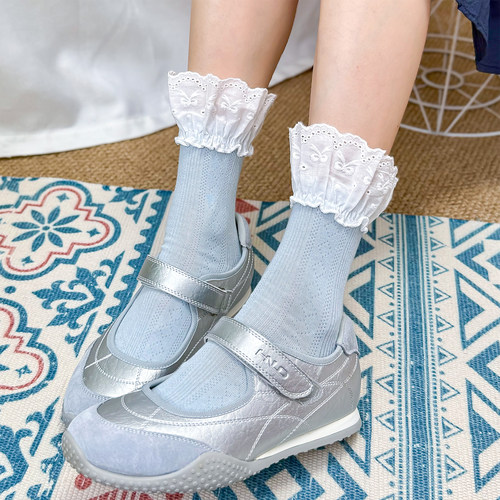 蓝色系可爱花边中筒袜