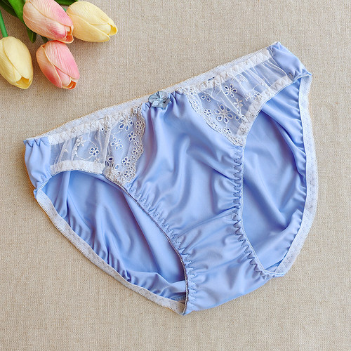 日单日系柔软牛奶丝甜美包臀低腰少女三角内裤薄蕾丝腰边蓝紫色M