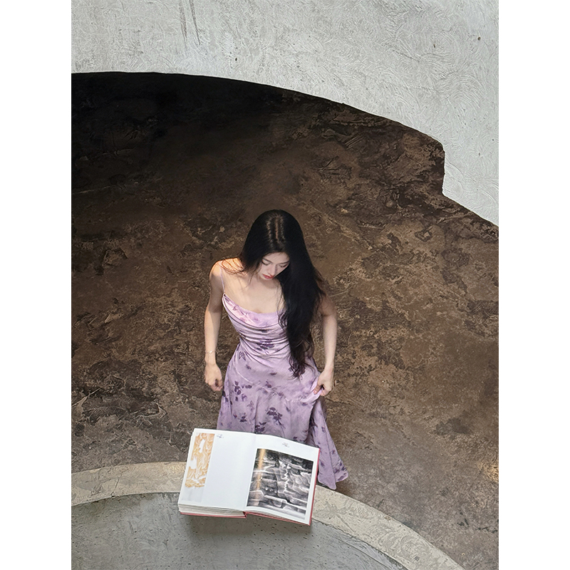 六指导 仲夏夜之梦 度假风优雅气质吊带连衣裙女修身显瘦伞摆长裙