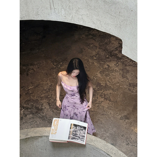 六指导 仲夏夜之梦 度假风优雅气质吊带连衣裙女修身显瘦伞摆长裙