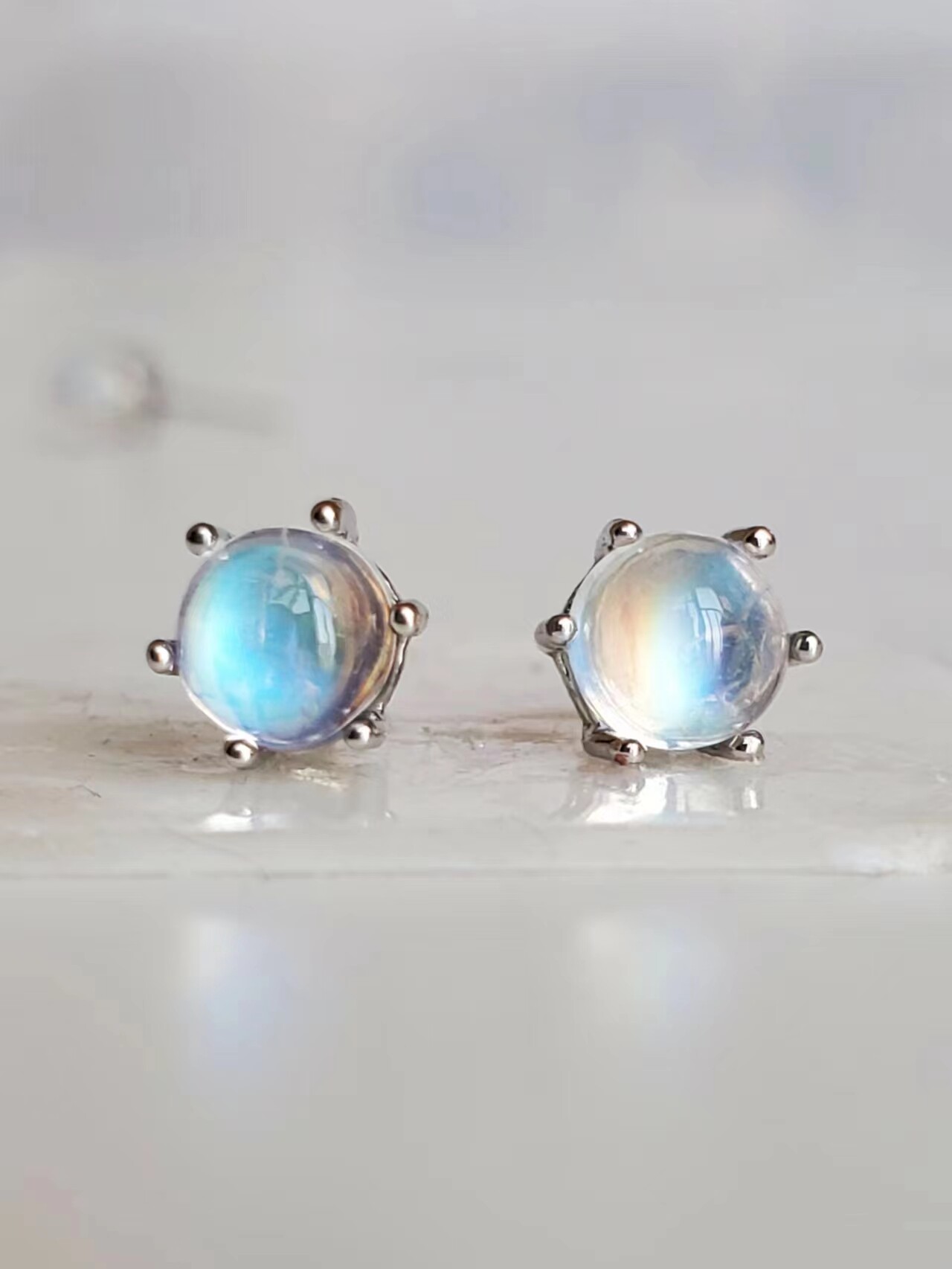 5毫米圆形天然强光月光石 s925纯银镶嵌 耳钉 耳环