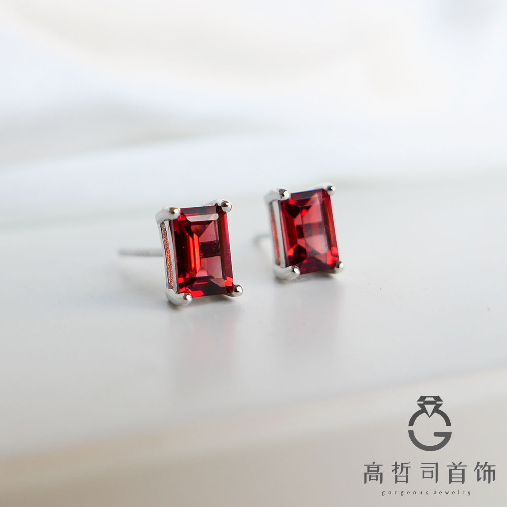简约款 天然莫桑比克红石榴石 长方形切割 S925纯银耳钉
