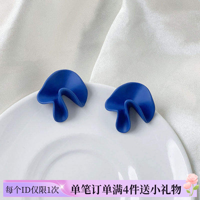 蚊香盘耳夹克莱因蓝色耳钉