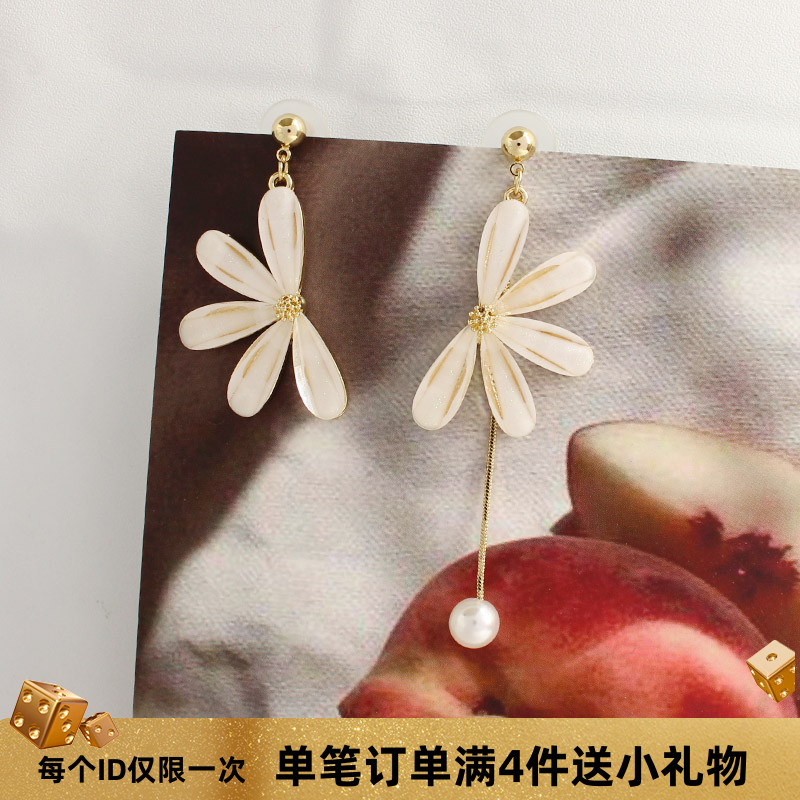 长短设计款香槟色水晶雏菊耳环