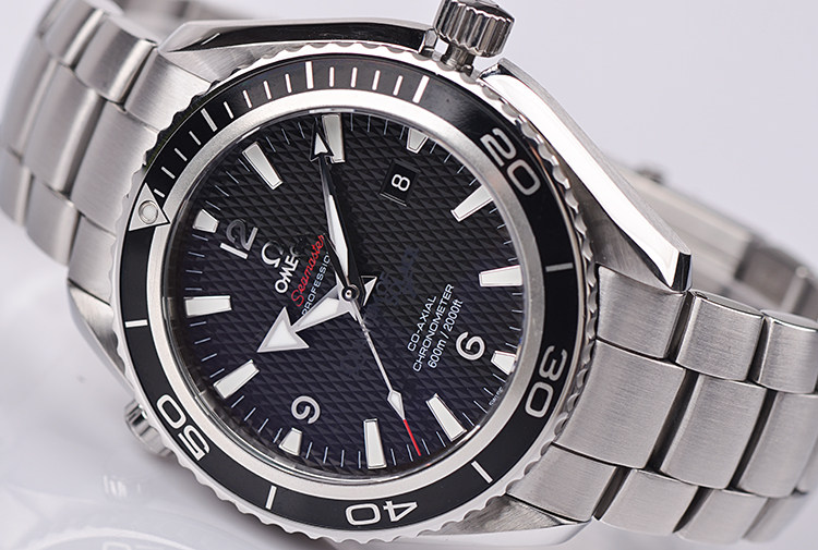 已售出【98新】欧米茄海马600米防水大三针日历男表222.30.46.20.01.001