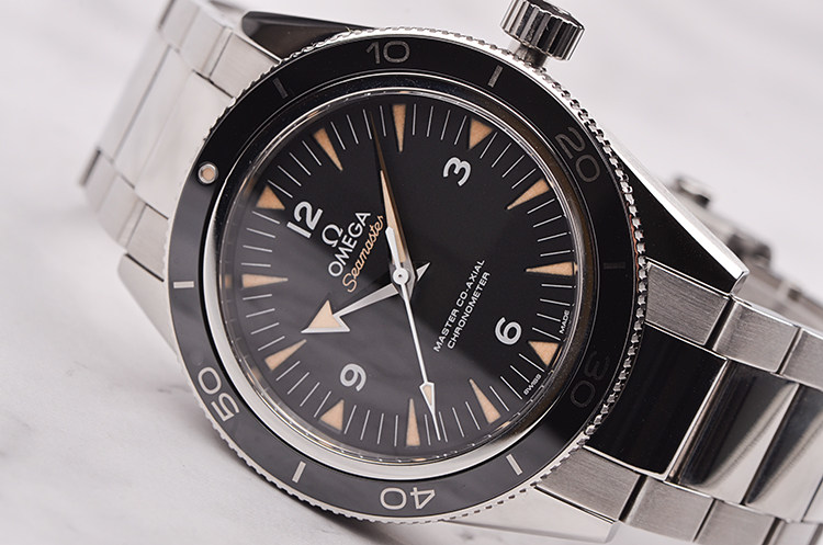 已售出【98新】欧米茄海马300系列大三针钢带男表233.30.41.21.01.001