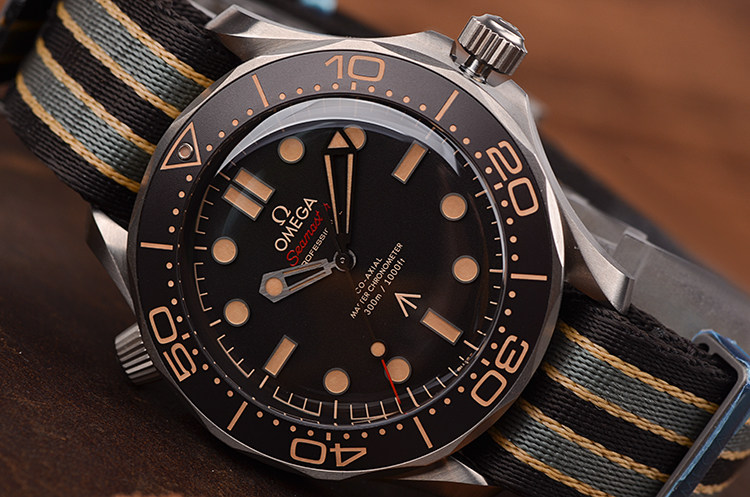 已售出【99新】欧米茄海马300钛合金007大三针男表210.92.42.20.01.001