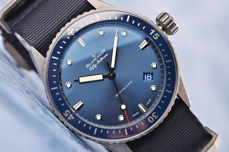 已售出【98新】宝珀五十噚灰陶瓷蓝面大三针日历皮带男表5000-0240-NAOA