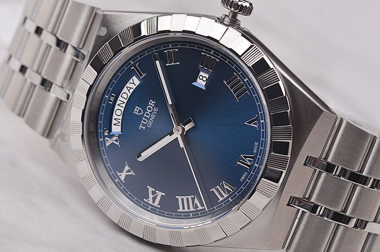 已售出【未使用品】帝舵皇家系列蓝面星期日历自动钢带男表M28600-0005