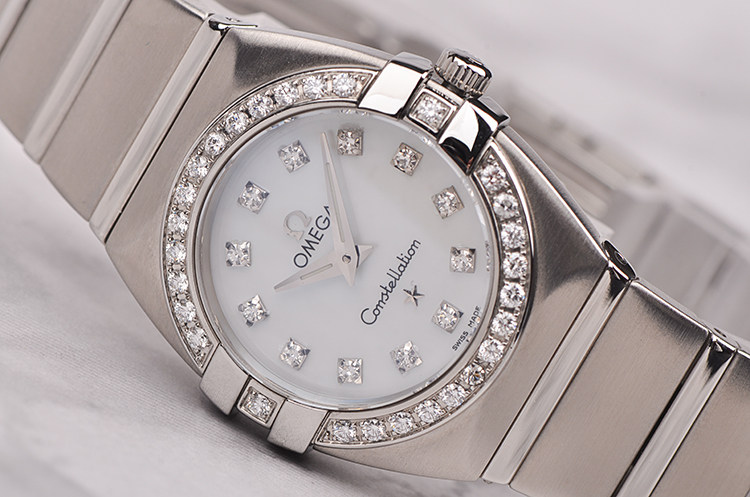 已售出【97新】欧米茄星座精钢镶钻贝母盘石英女表123.15.24.60.55.001