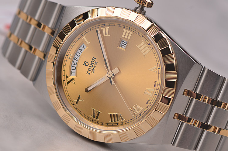 已售出【国行全新】帝舵皇家系列黄金及钢香槟面星期日历自动男表M28603