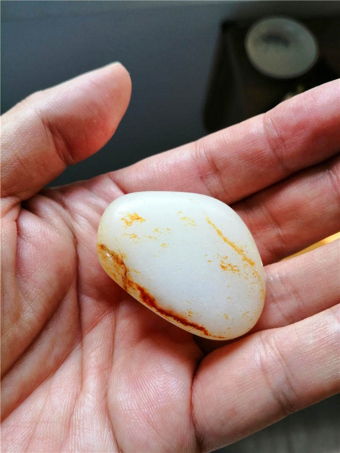 新疆和田玉籽料红皮白玉原石玩料（高白真皮色无二上）