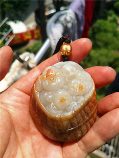 新疆和田玉籽料秋梨皮白玉把件---肥猪满圈（180克，金包银独籽）