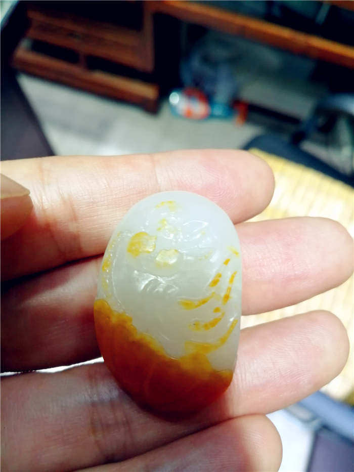 18.2克新疆和田玉籽料黄皮白玉挂件--花开富贵