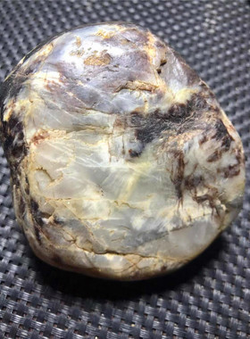 新疆和田玉籽料直闪石紫色原石玩料--艾德莱斯（猫眼效应）